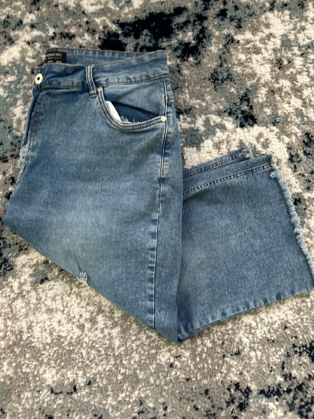 BloomChic Cropped Straight-Leg Jeans in Blue